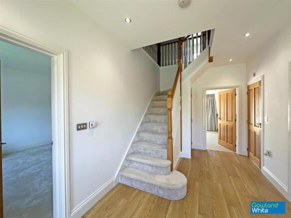 5 bed Detached for sale Image 12