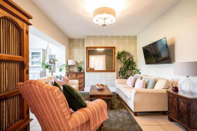 4 bed Semi-Detached for sale Image 4