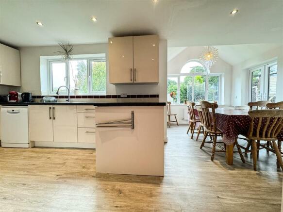 KITCHEN BREAKFAST ROOM