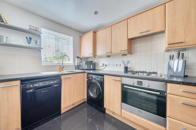 Ashmead Road, Bedford, Bedfordshire, MK41 photo 4