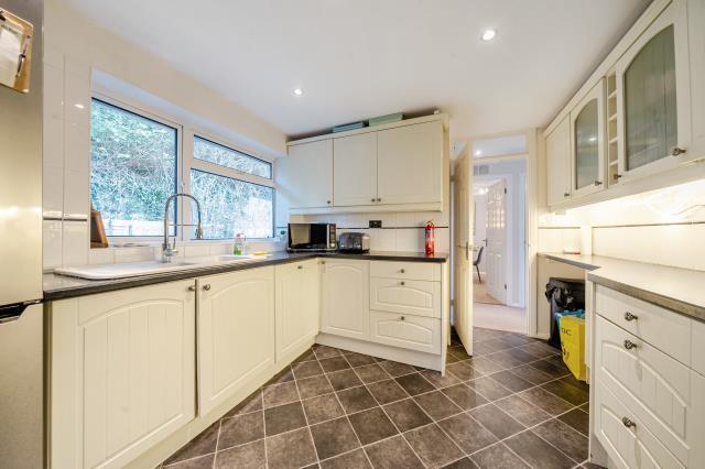 Carisbrooke Avenue, High Wycombe photo 4