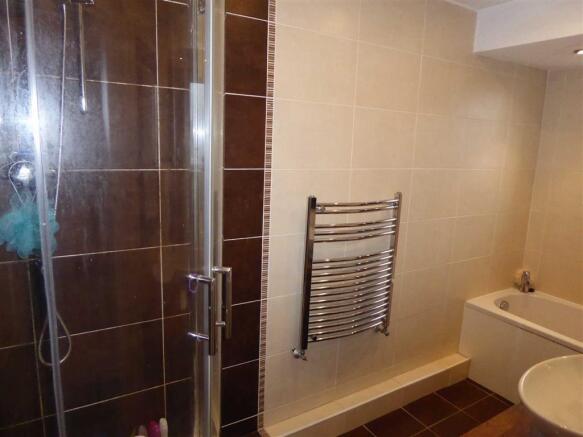 Bathroom/ WC: