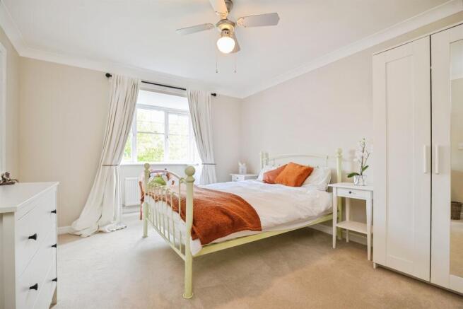 5 bed Detached for sale Image 11