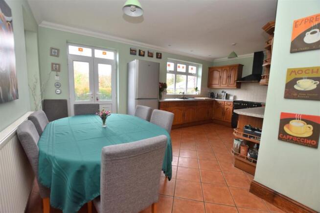 Spacious Dining Kitchen