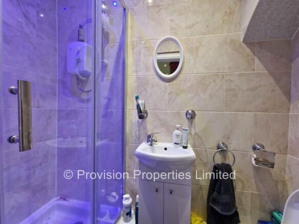 8 bed Semi-Detached to rent Image 6