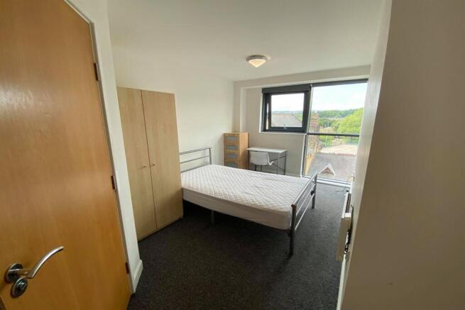 4 bed Apartment to rent Image 3