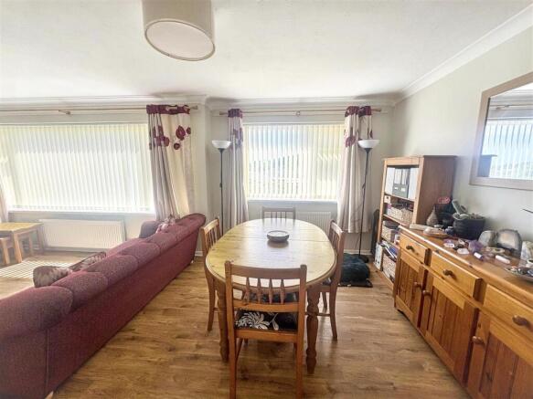 KITCHEN/DINING ROOM