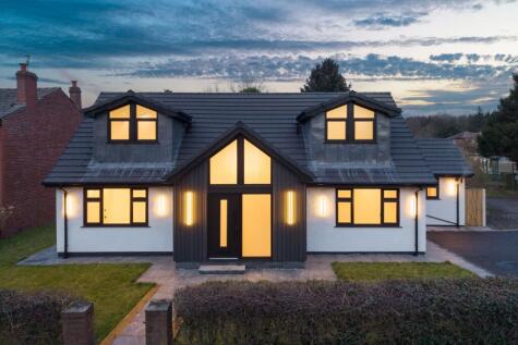 Bury Old Road, Ainsworth, BL2 | 4-Bed Detached Home in Ainsworth, Offering Flexible Living & Modern Upgrades Throughout