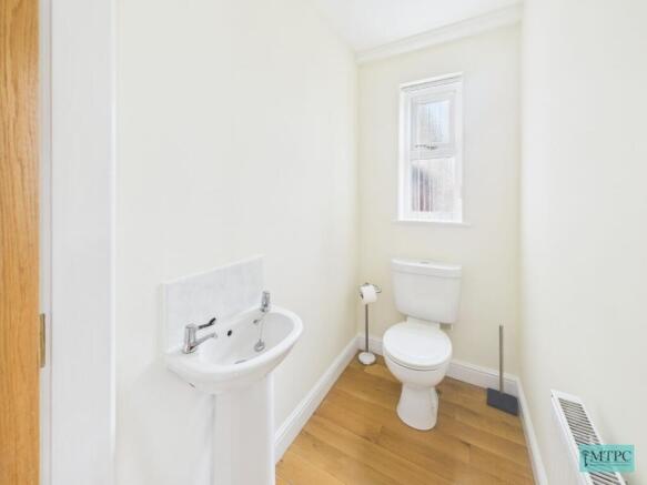5 bed Detached to rent Image 10