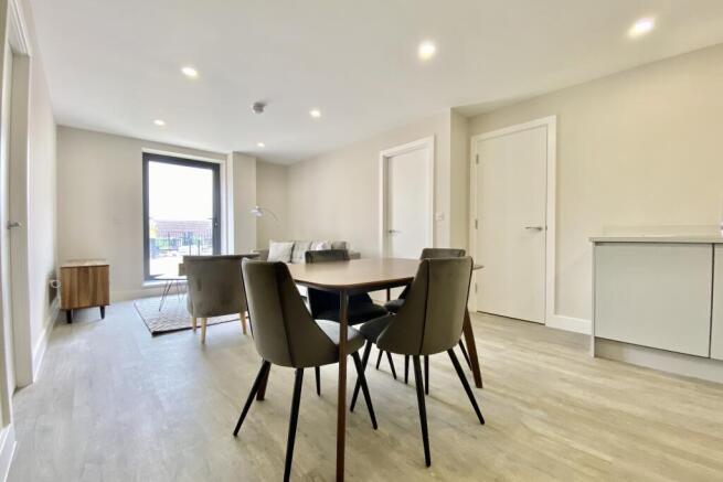 2 bed Apartment to rent Image 4