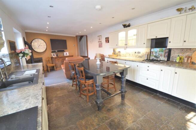 KITCHEN/DINER/SITTING ROOM