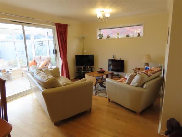 LOUNGE/DINING ROOM
