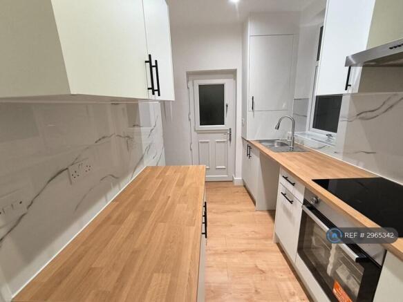 2 bed Terraced to rent Image 4