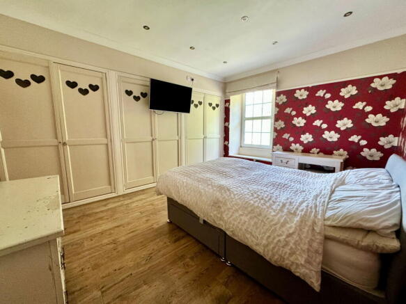 4 bed Detached for sale Image 5