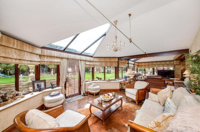 6 bed Detached for sale Image 11