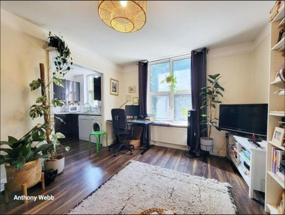 Lodge Drive, Palmers Green, N13 photo 4