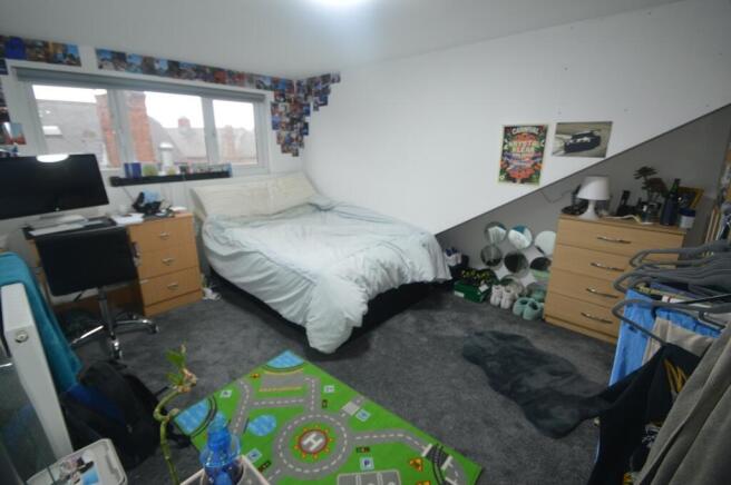 4 bed House to rent Image 12