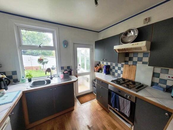 FITTED KITCHEN
