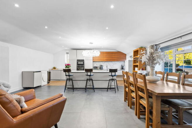 6 bed Detached for sale Image 6