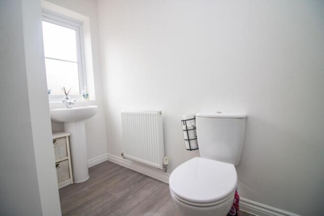 EN-SUITE SHOWER ROOM
