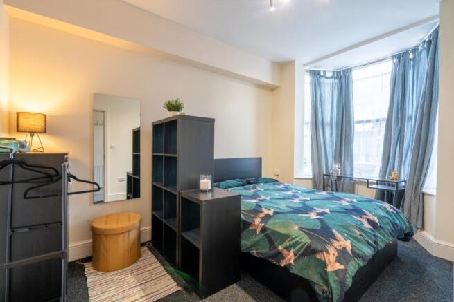 Well-presented double bedroom with a double bed...