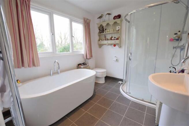 EN-SUITE BATHROOM