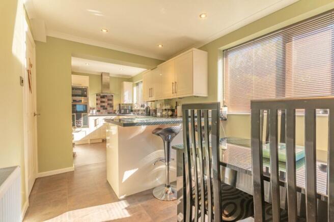 4 bed Semi-Detached for sale Image 4