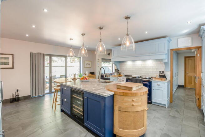 6 bed Detached for sale Image 6