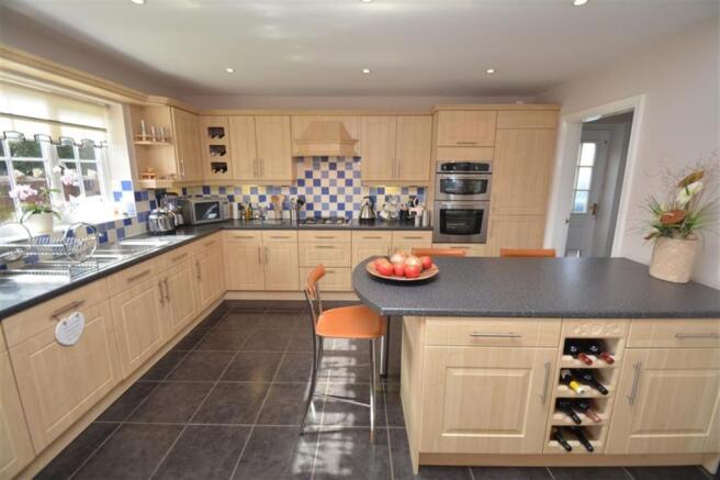 KITCHEN/FAMILY ROOM