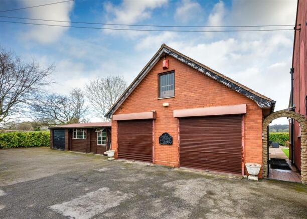 Awbridge House-garage.jpg