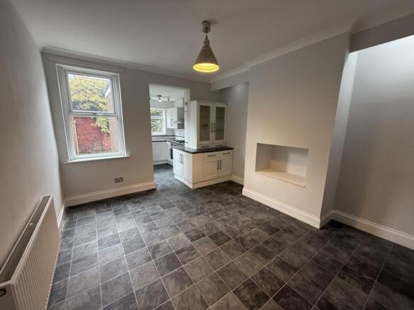 4 bed House to rent Image 5