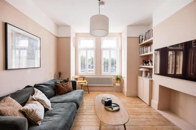 Selwyn Avenue, E4