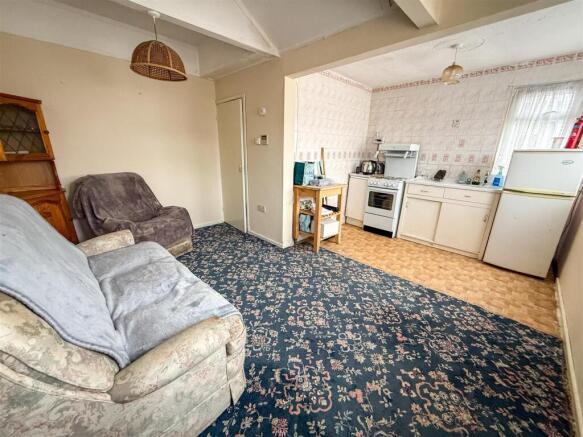 LOUNGE/KITCHEN