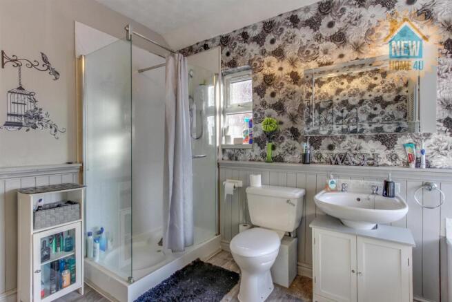 FAMILY BATHROOM: