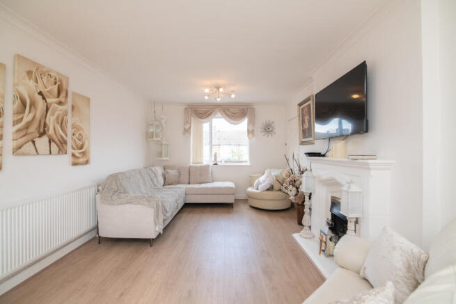 LOUNGE / DINING ROOM