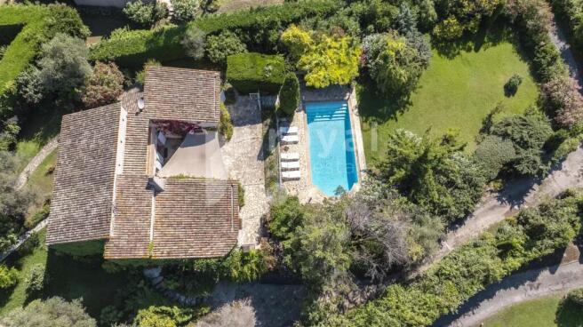 Sunny Provençal villa with lush garden in Mougins