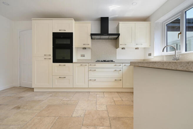 4 bed Detached to rent Image 6