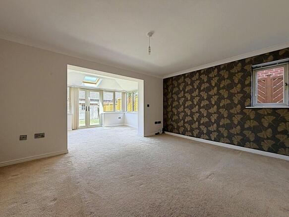 4 bed Semi-Detached to rent Image 4