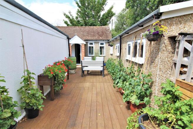 ANNEXE DECKED COURTYARD GARDEN