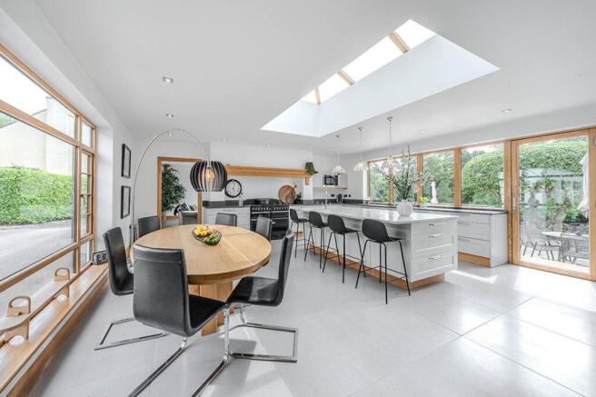 6 bed Detached for sale Image 6