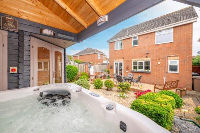 Hot tub, rear garden