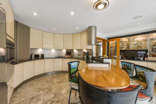 4 bed Detached for sale Image 9