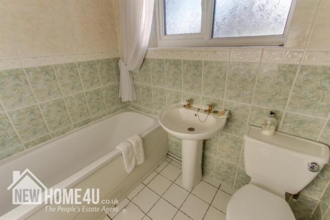 FAMILY BATHROOM: