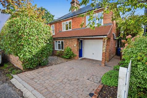 Middle Bourne Lane, Lower Bourne, Farnham, GU10