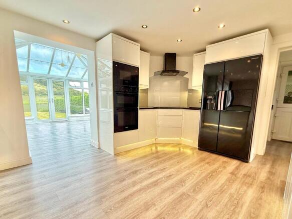 6 bed Detached to rent Image 7