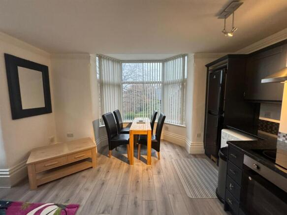 2 bed Apartment to rent Image 6