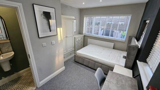 A bright and well-maintained double bedroom fea...