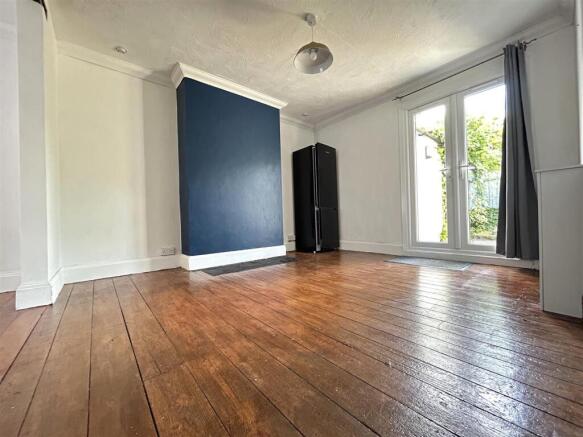LOUNNGE/DINING ROOM
