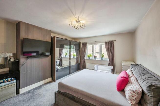 5 bed Detached for sale Image 12