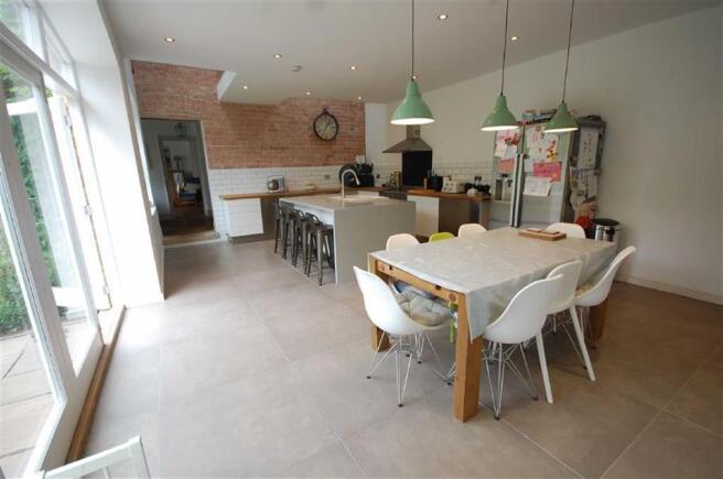 FAMILY KITCHEN